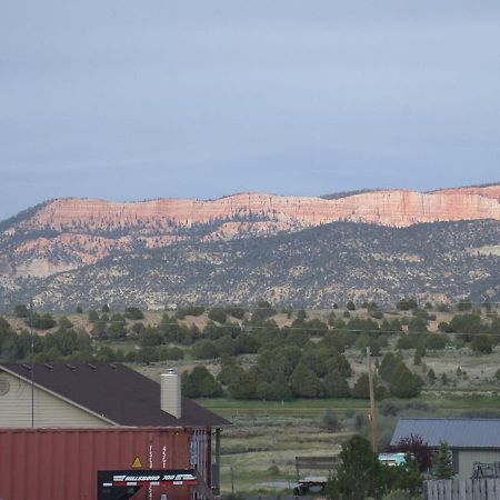Galaxy Of Harley Bikers Between Bryce And Zion Hatch Exterior photo